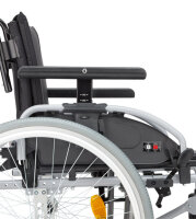 Leichtgewichtrollstuhl Pyro light optima XL, Kombi-Armlehne, PU,silber-metallic>>>>SB 52 cm
